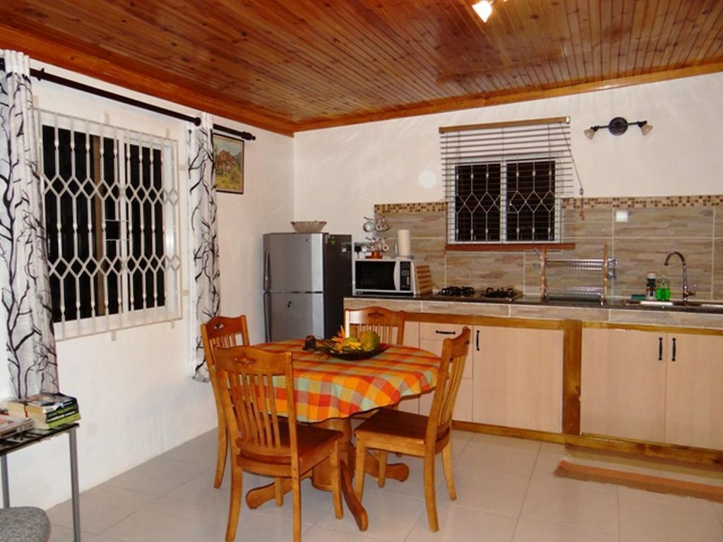 Apartmán The Reef Palm Anse aux Pins Pokoj fotografie